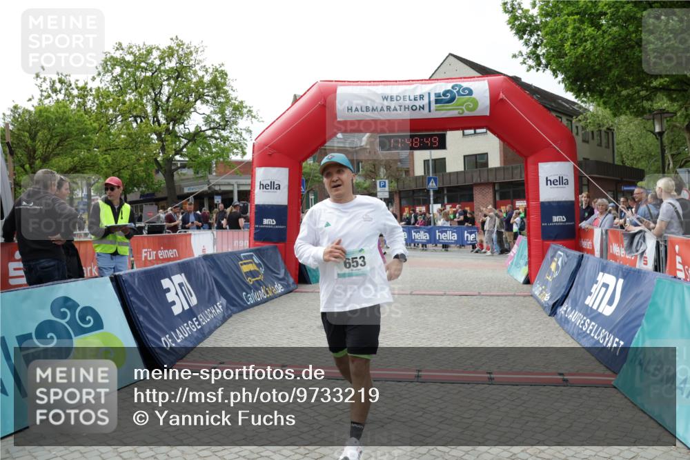 10.05.2026 - 8. Wedeler Halbmarathon Yannick Fuchs http://msf.ph/oto/9733219 10.05.2026 11:48:48 Ziel 496, 653, 743 meine-sportfotos.de