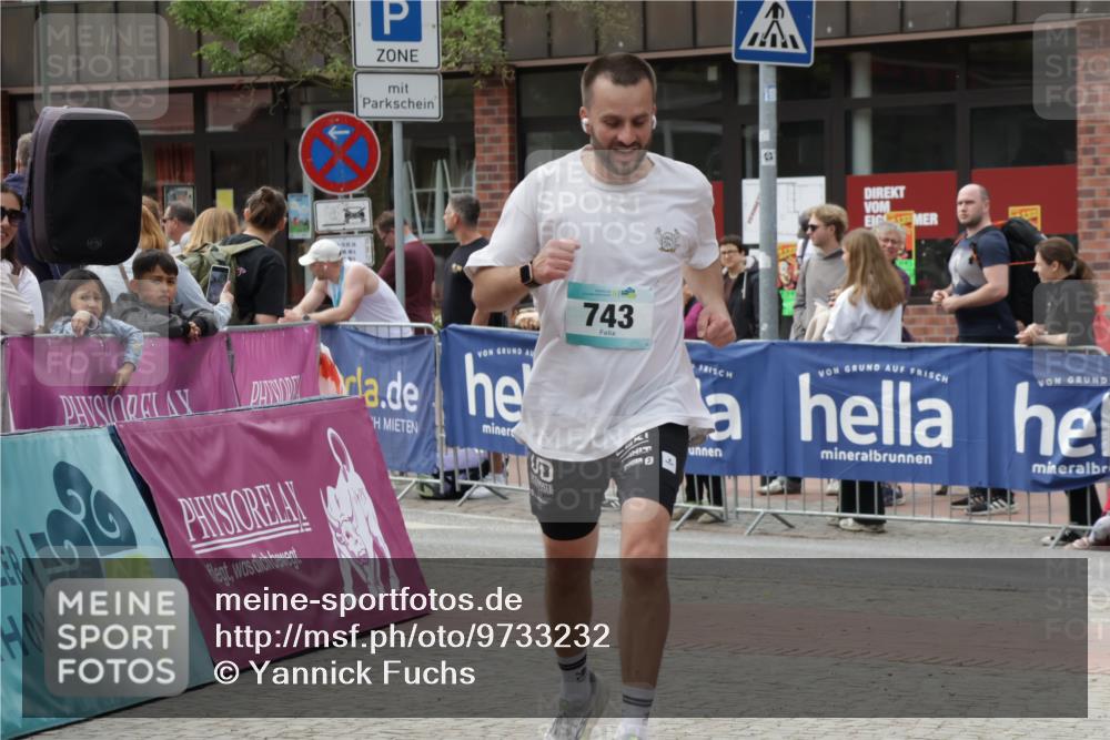 10.05.2026 - 8. Wedeler Halbmarathon Yannick Fuchs http://msf.ph/oto/9733232 10.05.2026 11:48:51 Ziel 496, 653, 743 meine-sportfotos.de