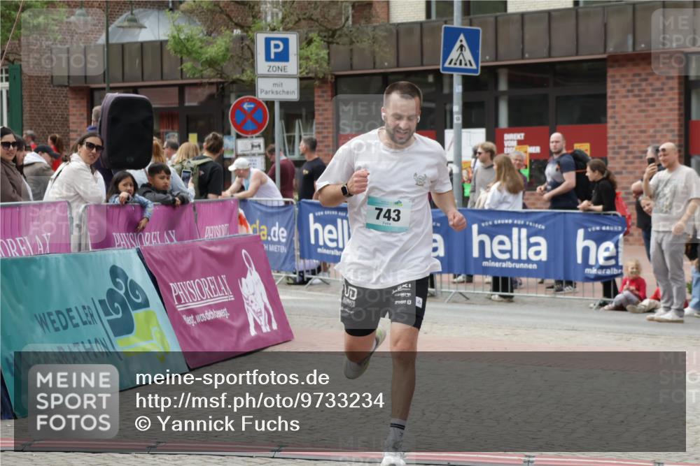 10.05.2026 - 8. Wedeler Halbmarathon Yannick Fuchs http://msf.ph/oto/9733234 10.05.2026 11:48:51 Ziel 496, 653, 743 meine-sportfotos.de