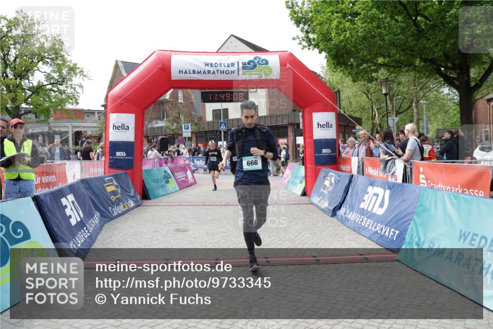 10.05.2026 - 8. Wedeler Halbmarathon Yannick Fuchs http://msf.ph/oto/9733345 10.05.2026 11:49:06 Ziel 12, 666, 811, 2002, 2004, 2078 meine-sportfotos.de
