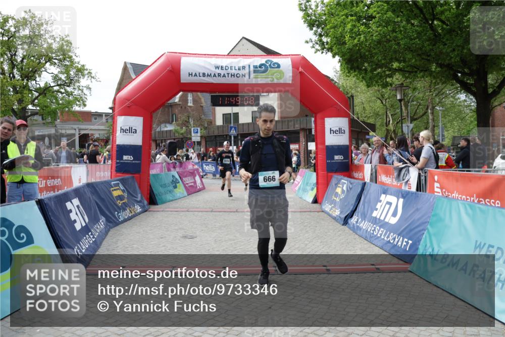 10.05.2026 - 8. Wedeler Halbmarathon Yannick Fuchs http://msf.ph/oto/9733346 10.05.2026 11:49:06 Ziel 12, 666, 811, 2002, 2004, 2078 meine-sportfotos.de