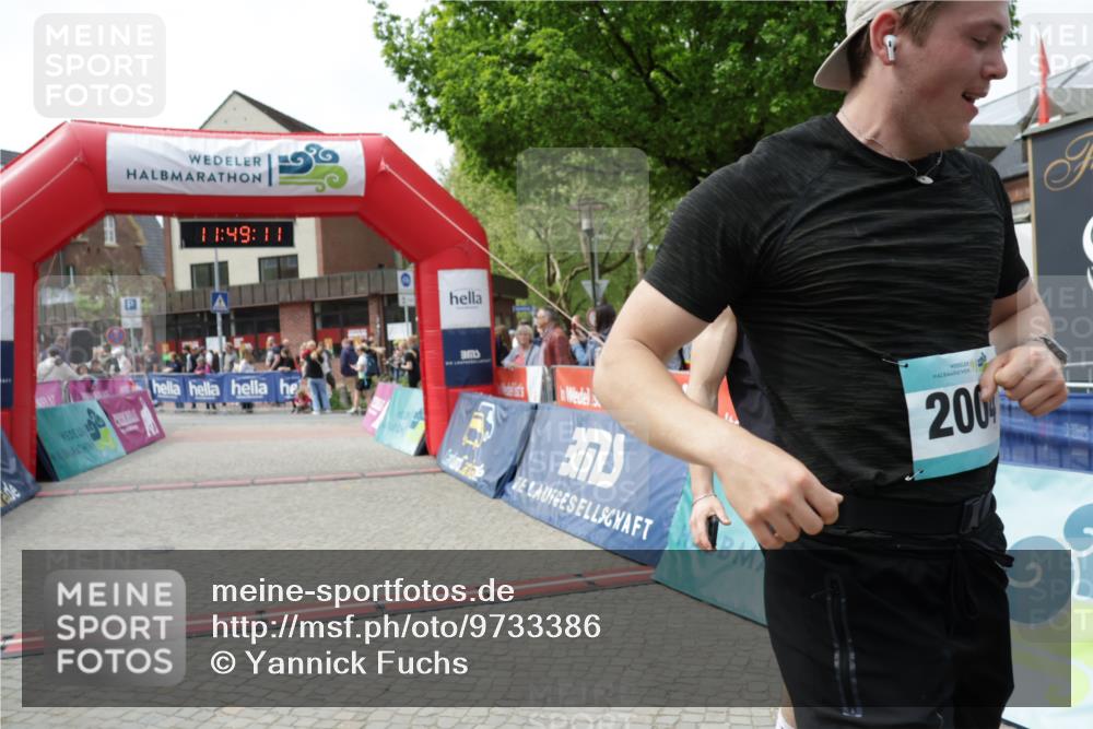 10.05.2026 - 8. Wedeler Halbmarathon Yannick Fuchs http://msf.ph/oto/9733386 10.05.2026 11:49:09 Ziel 666, 2002, 2004, 2078 meine-sportfotos.de