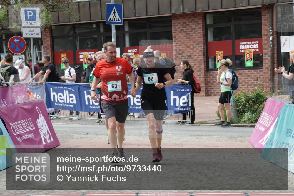 10.05.2026 - 8. Wedeler Halbmarathon Yannick Fuchs http://msf.ph/oto/9733440 10.05.2026 11:49:27 Ziel 62, 63, 188, 432 meine-sportfotos.de