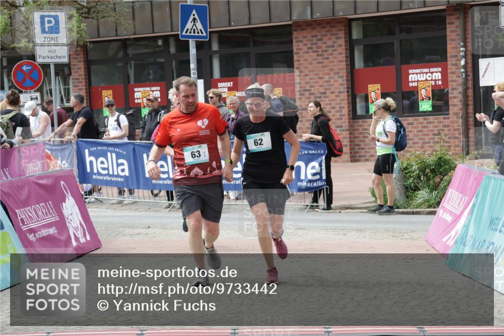 10.05.2026 - 8. Wedeler Halbmarathon Yannick Fuchs http://msf.ph/oto/9733442 10.05.2026 11:49:27 Ziel 62, 63, 188, 432 meine-sportfotos.de