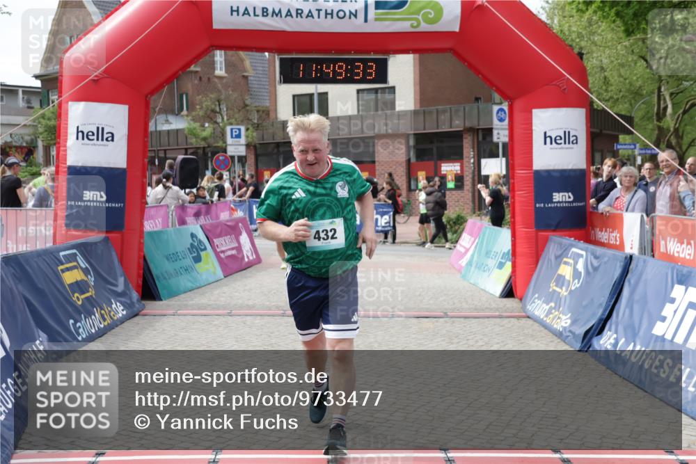 10.05.2026 - 8. Wedeler Halbmarathon Yannick Fuchs http://msf.ph/oto/9733477 10.05.2026 11:49:31 Ziel 62, 63, 432, 457 meine-sportfotos.de