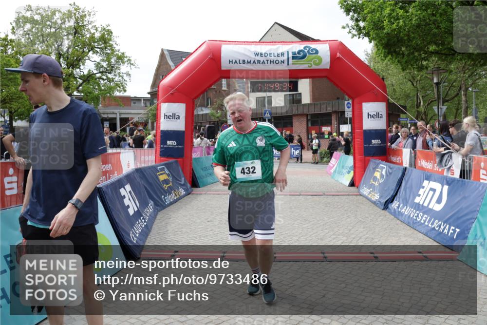 10.05.2026 - 8. Wedeler Halbmarathon Yannick Fuchs http://msf.ph/oto/9733486 10.05.2026 11:49:32 Ziel 62, 63, 432, 457 meine-sportfotos.de
