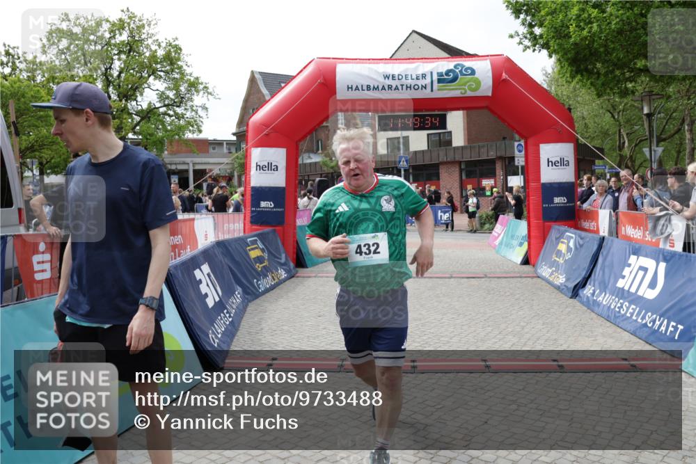 10.05.2026 - 8. Wedeler Halbmarathon Yannick Fuchs http://msf.ph/oto/9733488 10.05.2026 11:49:32 Ziel 62, 63, 432, 457 meine-sportfotos.de