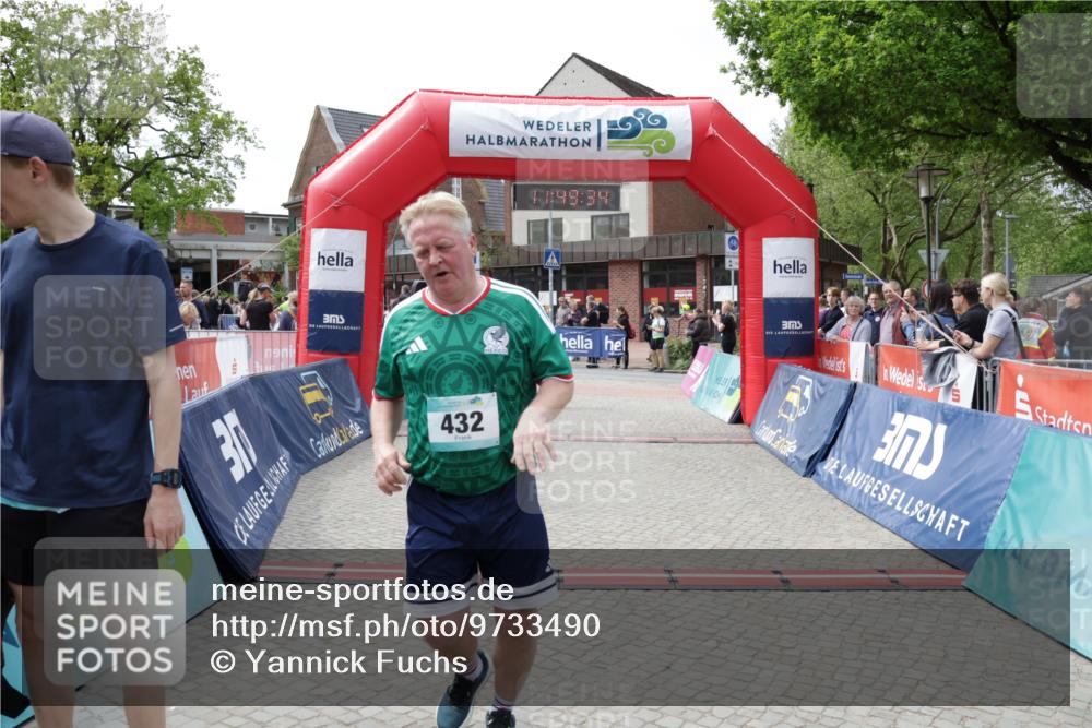 10.05.2026 - 8. Wedeler Halbmarathon Yannick Fuchs http://msf.ph/oto/9733490 10.05.2026 11:49:32 Ziel 62, 63, 432, 457 meine-sportfotos.de