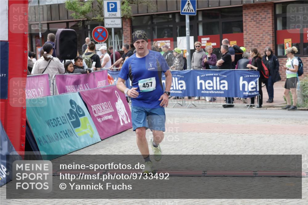 10.05.2026 - 8. Wedeler Halbmarathon Yannick Fuchs http://msf.ph/oto/9733492 10.05.2026 11:49:34 Ziel 62, 63, 432, 457 meine-sportfotos.de
