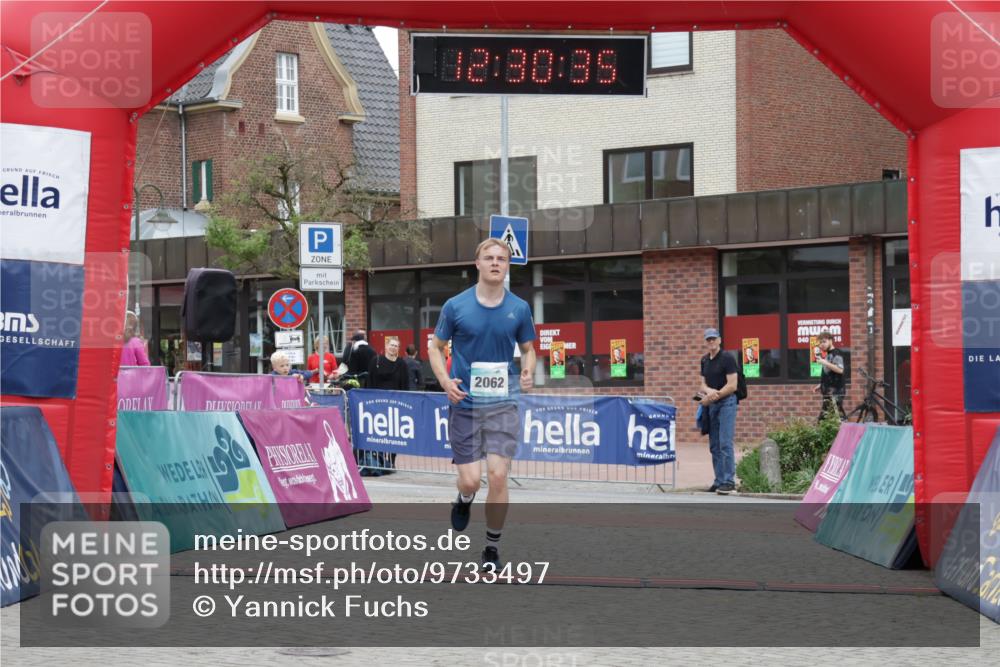 10.05.2026 - 8. Wedeler Halbmarathon Yannick Fuchs http://msf.ph/oto/9733497 10.05.2026 12:30:33 Ziel 1, 2, 2062 meine-sportfotos.de