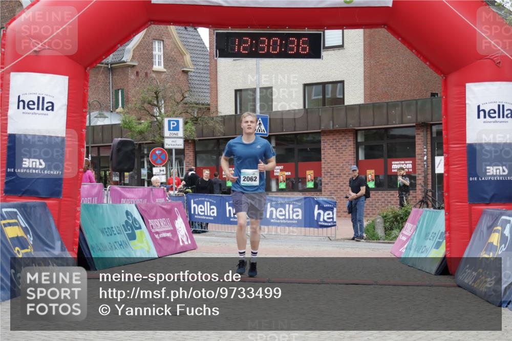 10.05.2026 - 8. Wedeler Halbmarathon Yannick Fuchs http://msf.ph/oto/9733499 10.05.2026 12:30:34 Ziel 1, 2, 2062 meine-sportfotos.de