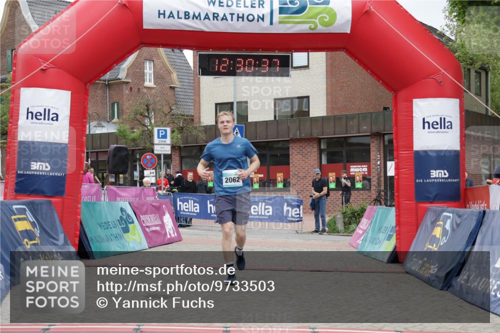 10.05.2026 - 8. Wedeler Halbmarathon Yannick Fuchs http://msf.ph/oto/9733503 10.05.2026 12:30:35 Ziel 1, 2, 2062 meine-sportfotos.de