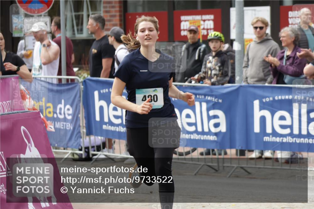 10.05.2026 - 8. Wedeler Halbmarathon Yannick Fuchs http://msf.ph/oto/9733522 10.05.2026 11:49:41 Ziel 355, 480 meine-sportfotos.de