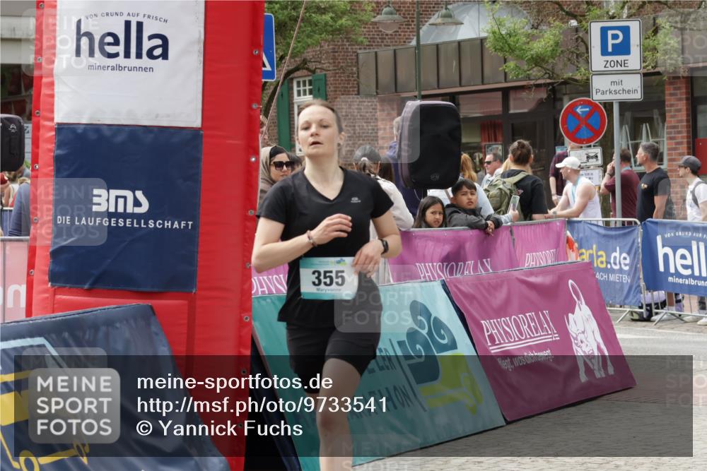10.05.2026 - 8. Wedeler Halbmarathon Yannick Fuchs http://msf.ph/oto/9733541 10.05.2026 11:49:44 Ziel 355, 480 meine-sportfotos.de