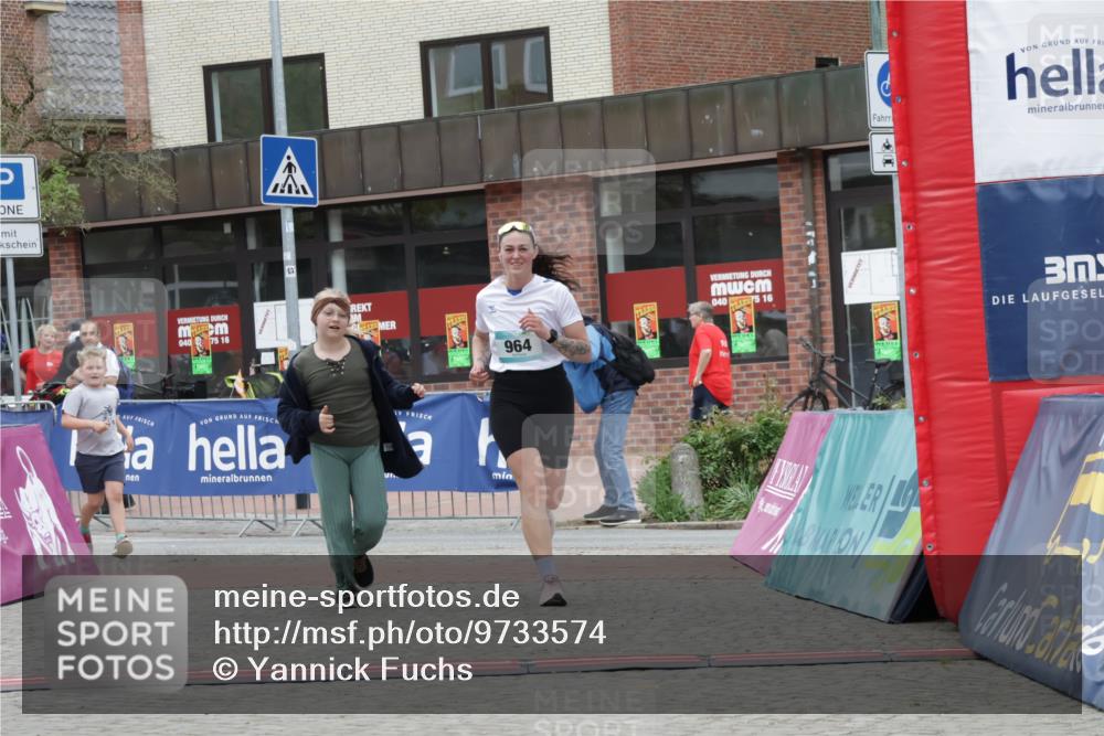 10.05.2026 - 8. Wedeler Halbmarathon Yannick Fuchs http://msf.ph/oto/9733574 10.05.2026 12:31:46 Ziel 964, 2153 meine-sportfotos.de