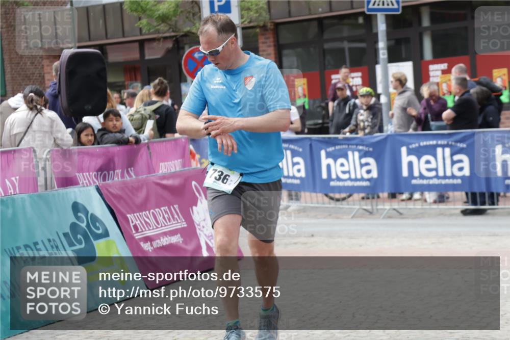 10.05.2026 - 8. Wedeler Halbmarathon Yannick Fuchs http://msf.ph/oto/9733575 10.05.2026 11:49:50 Ziel 355, 736 meine-sportfotos.de