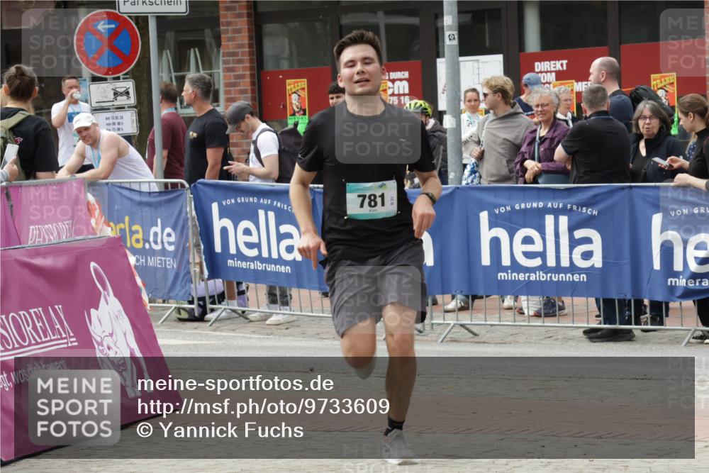 10.05.2026 - 8. Wedeler Halbmarathon Yannick Fuchs http://msf.ph/oto/9733609 10.05.2026 11:49:57 Ziel 781 meine-sportfotos.de