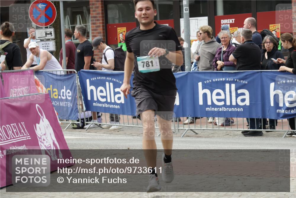 10.05.2026 - 8. Wedeler Halbmarathon Yannick Fuchs http://msf.ph/oto/9733611 10.05.2026 11:49:57 Ziel 781 meine-sportfotos.de