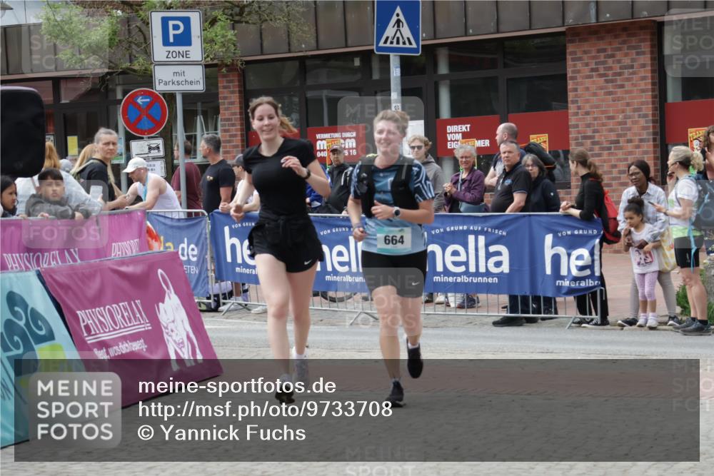10.05.2026 - 8. Wedeler Halbmarathon Yannick Fuchs http://msf.ph/oto/9733708 10.05.2026 11:50:11 Ziel 664, 665, 965 meine-sportfotos.de