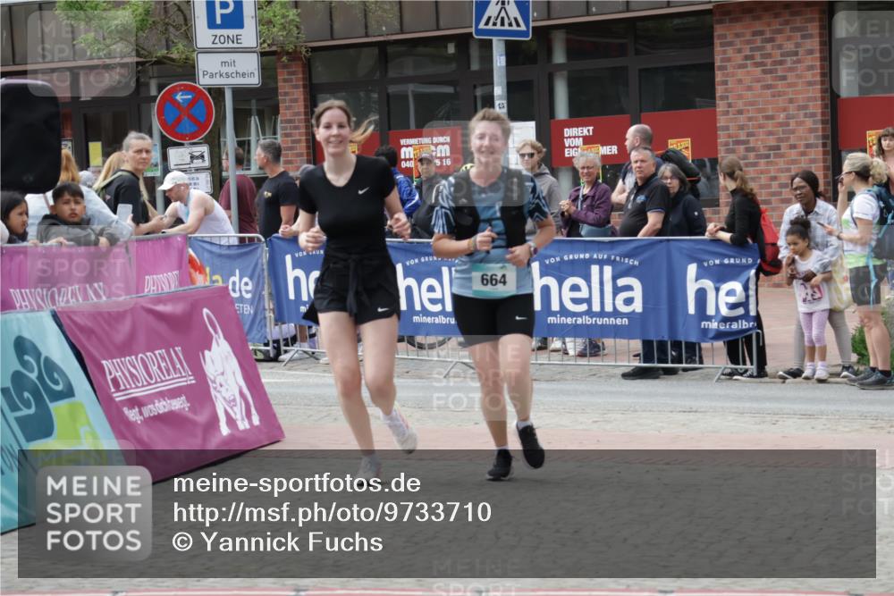 10.05.2026 - 8. Wedeler Halbmarathon Yannick Fuchs http://msf.ph/oto/9733710 10.05.2026 11:50:11 Ziel 664, 665, 965 meine-sportfotos.de