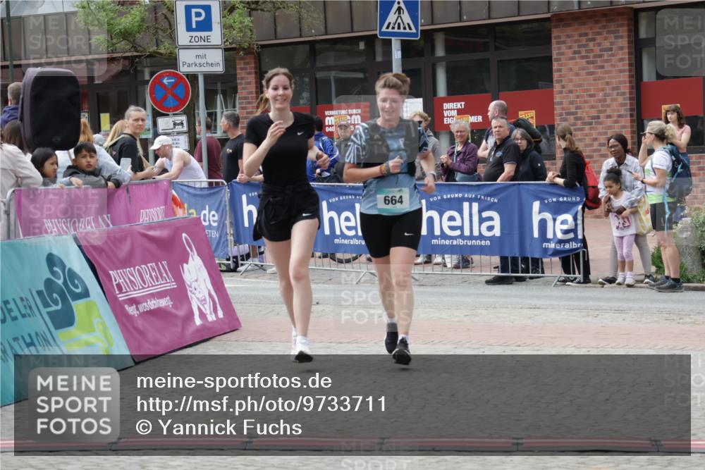 10.05.2026 - 8. Wedeler Halbmarathon Yannick Fuchs http://msf.ph/oto/9733711 10.05.2026 11:50:11 Ziel 664, 665, 965 meine-sportfotos.de