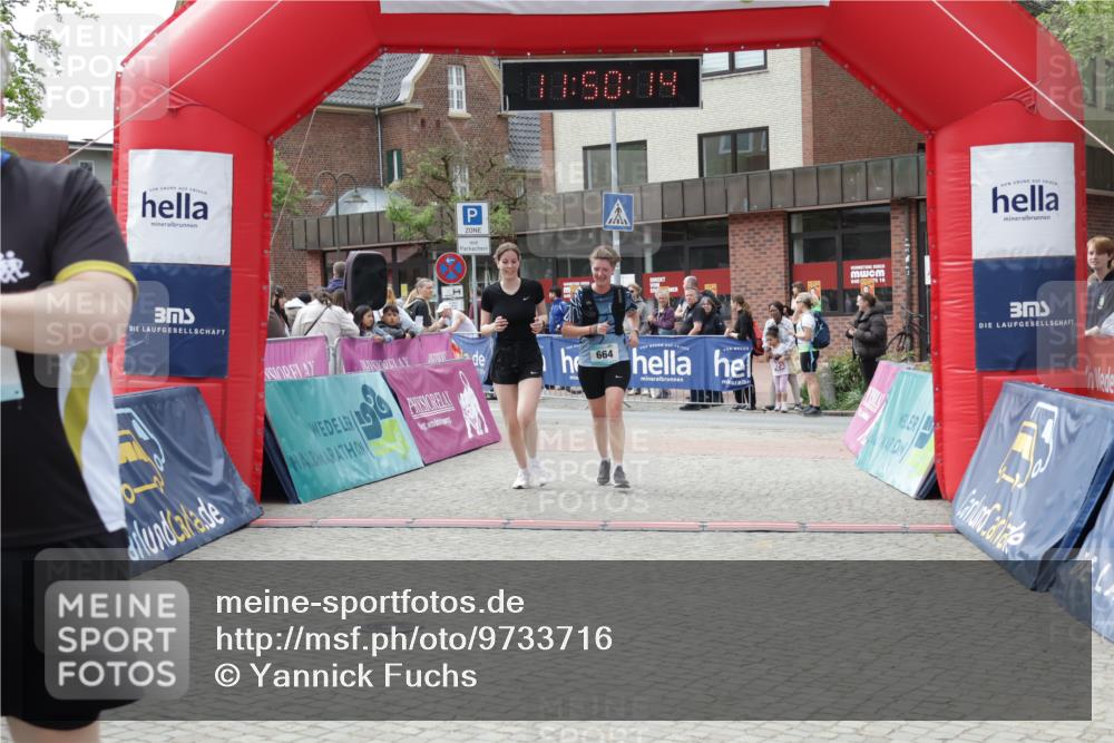 10.05.2026 - 8. Wedeler Halbmarathon Yannick Fuchs http://msf.ph/oto/9733716 10.05.2026 11:50:12 Ziel 664, 665, 965 meine-sportfotos.de
