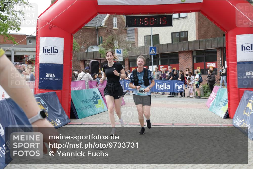 10.05.2026 - 8. Wedeler Halbmarathon Yannick Fuchs http://msf.ph/oto/9733731 10.05.2026 11:50:13 Ziel 664, 665, 965 meine-sportfotos.de