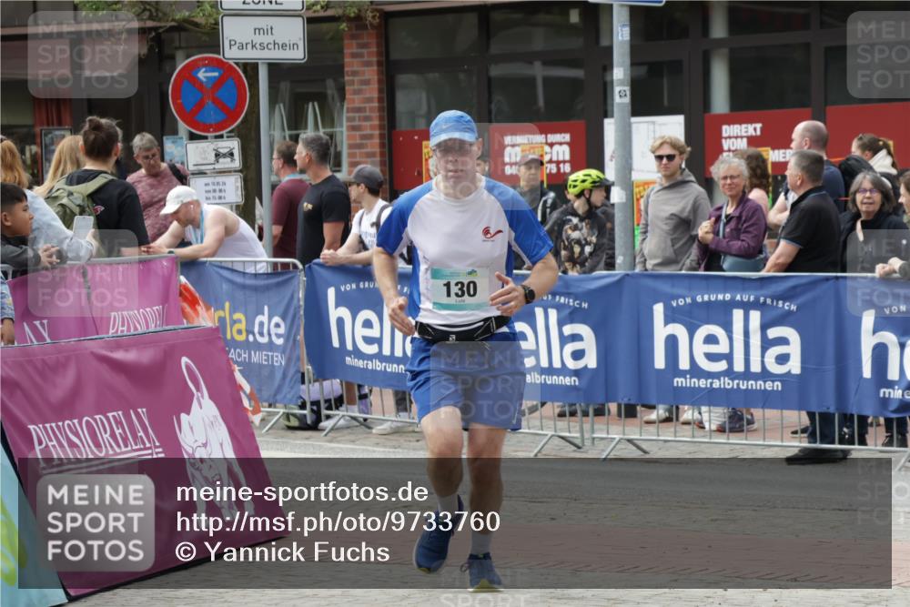 10.05.2026 - 8. Wedeler Halbmarathon Yannick Fuchs http://msf.ph/oto/9733760 10.05.2026 11:50:18 Ziel 130, 664, 665 meine-sportfotos.de