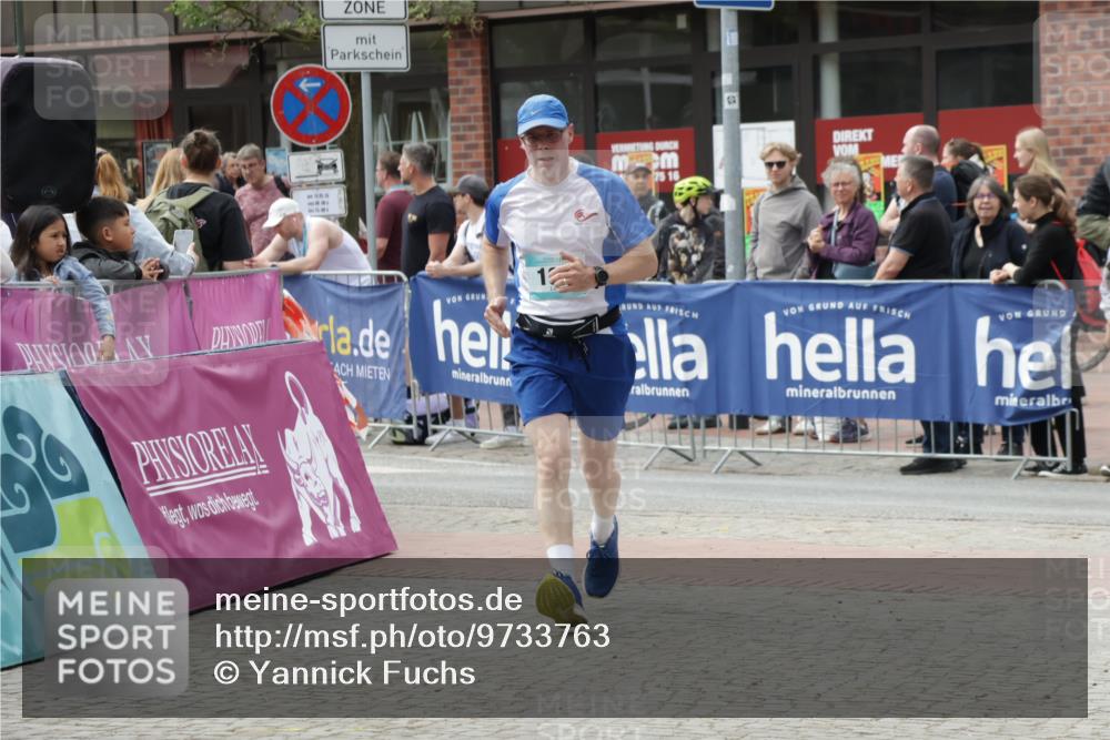 10.05.2026 - 8. Wedeler Halbmarathon Yannick Fuchs http://msf.ph/oto/9733763 10.05.2026 11:50:18 Ziel 130, 664, 665 meine-sportfotos.de