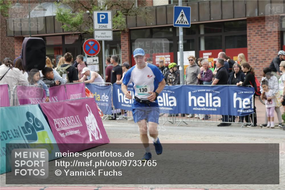10.05.2026 - 8. Wedeler Halbmarathon Yannick Fuchs http://msf.ph/oto/9733765 10.05.2026 11:50:18 Ziel 130, 664, 665 meine-sportfotos.de