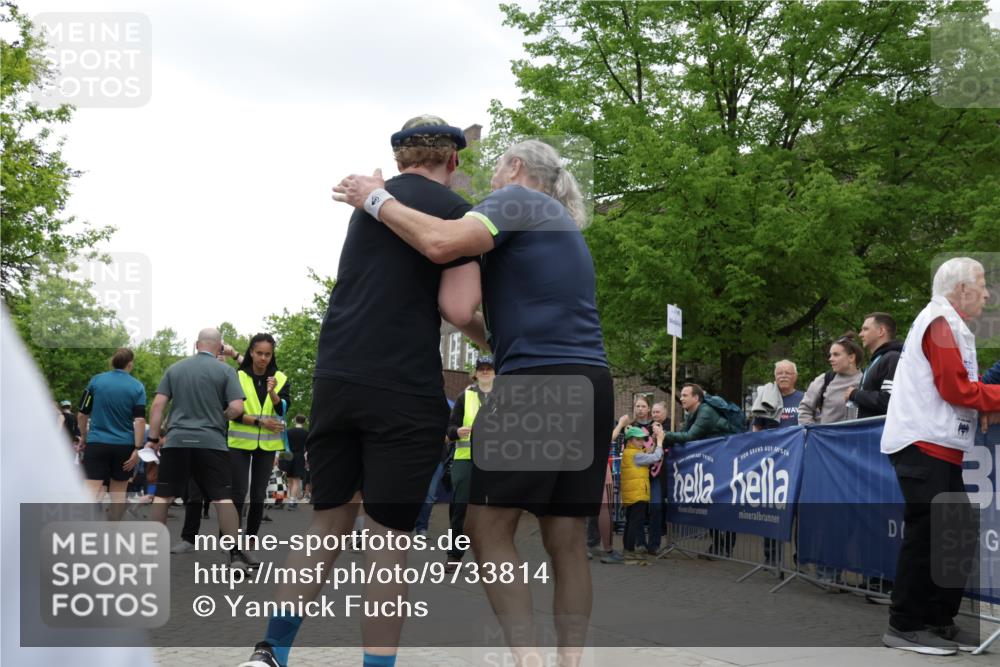 10.05.2026 - 8. Wedeler Halbmarathon Yannick Fuchs http://msf.ph/oto/9733814 10.05.2026 12:34:18 Ziel  meine-sportfotos.de