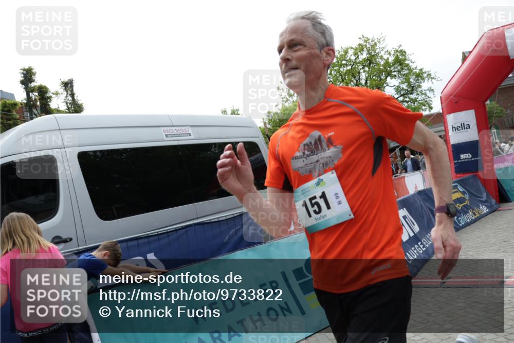 10.05.2026 - 8. Wedeler Halbmarathon Yannick Fuchs http://msf.ph/oto/9733822 10.05.2026 11:50:26 Ziel 151, 2037, 2179, 2207 meine-sportfotos.de
