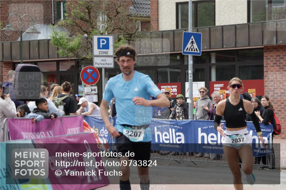 10.05.2026 - 8. Wedeler Halbmarathon Yannick Fuchs http://msf.ph/oto/9733824 10.05.2026 11:50:27 Ziel 151, 2037, 2179, 2207 meine-sportfotos.de