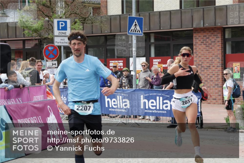 10.05.2026 - 8. Wedeler Halbmarathon Yannick Fuchs http://msf.ph/oto/9733826 10.05.2026 11:50:27 Ziel 151, 2037, 2179, 2207 meine-sportfotos.de
