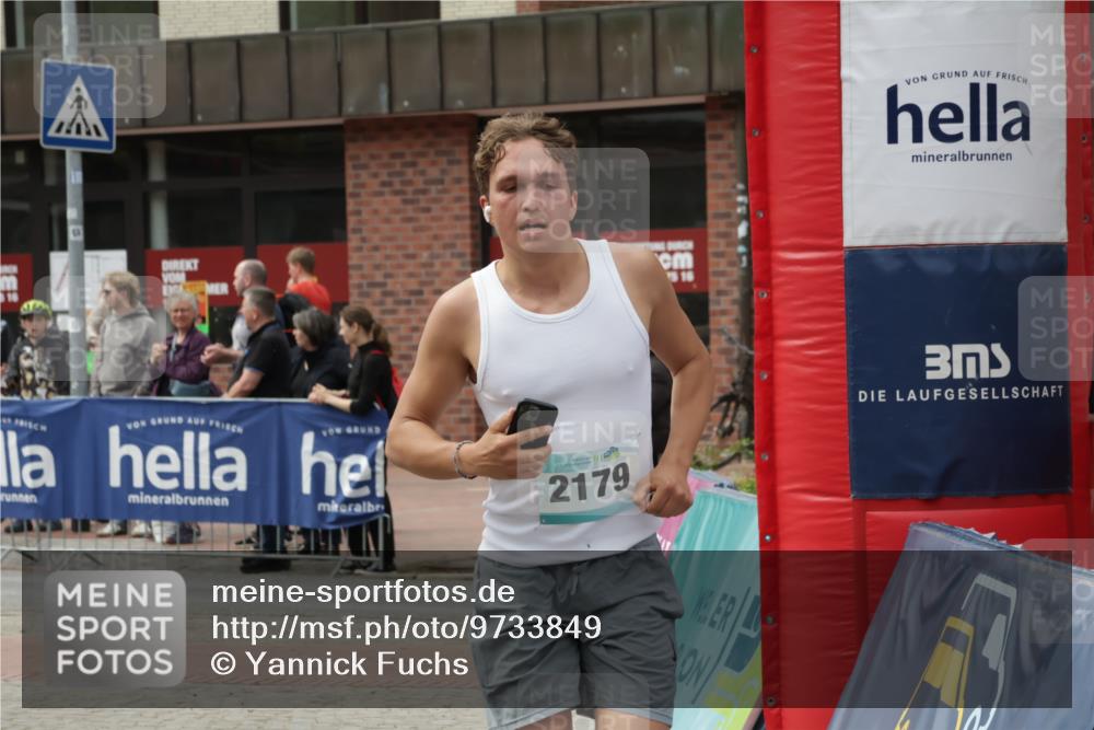 10.05.2026 - 8. Wedeler Halbmarathon Yannick Fuchs http://msf.ph/oto/9733849 10.05.2026 11:50:31 Ziel 2037, 2179, 2207 meine-sportfotos.de