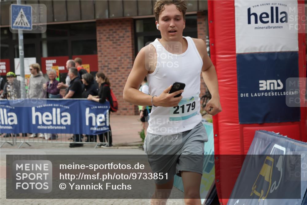 10.05.2026 - 8. Wedeler Halbmarathon Yannick Fuchs http://msf.ph/oto/9733851 10.05.2026 11:50:31 Ziel 2037, 2179, 2207 meine-sportfotos.de