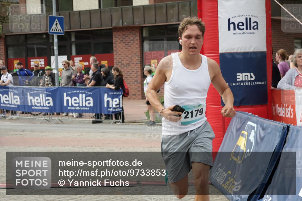 10.05.2026 - 8. Wedeler Halbmarathon Yannick Fuchs http://msf.ph/oto/9733853 10.05.2026 11:50:31 Ziel 2037, 2179, 2207 meine-sportfotos.de