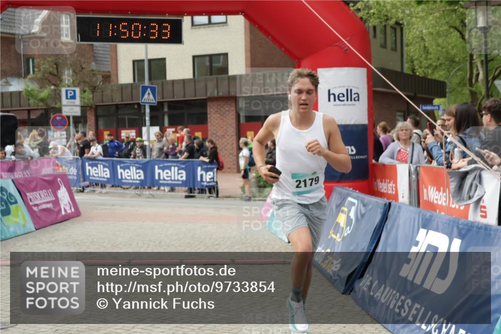 10.05.2026 - 8. Wedeler Halbmarathon Yannick Fuchs http://msf.ph/oto/9733854 10.05.2026 11:50:31 Ziel 2037, 2179, 2207 meine-sportfotos.de