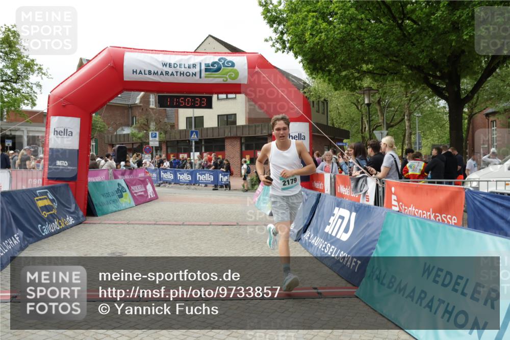10.05.2026 - 8. Wedeler Halbmarathon Yannick Fuchs http://msf.ph/oto/9733857 10.05.2026 11:50:31 Ziel 2037, 2179, 2207 meine-sportfotos.de