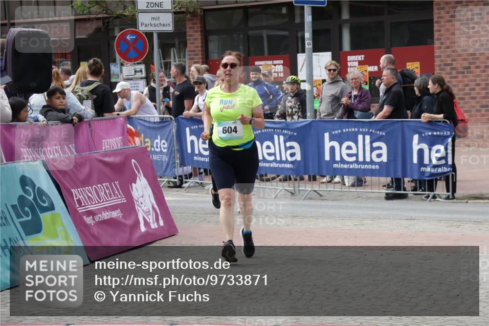 10.05.2026 - 8. Wedeler Halbmarathon Yannick Fuchs http://msf.ph/oto/9733871 10.05.2026 11:50:36 Ziel 596, 604, 2179 meine-sportfotos.de