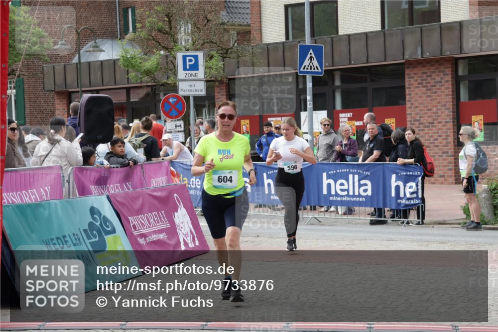 10.05.2026 - 8. Wedeler Halbmarathon Yannick Fuchs http://msf.ph/oto/9733876 10.05.2026 11:50:37 Ziel 596, 604, 606 meine-sportfotos.de