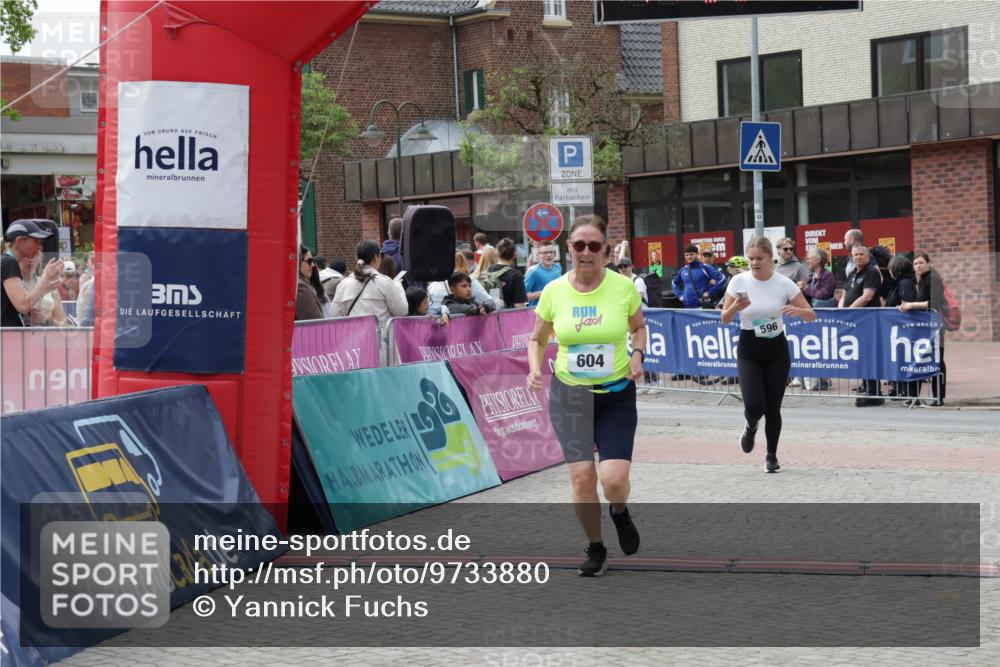 10.05.2026 - 8. Wedeler Halbmarathon Yannick Fuchs http://msf.ph/oto/9733880 10.05.2026 11:50:37 Ziel 596, 604, 606 meine-sportfotos.de