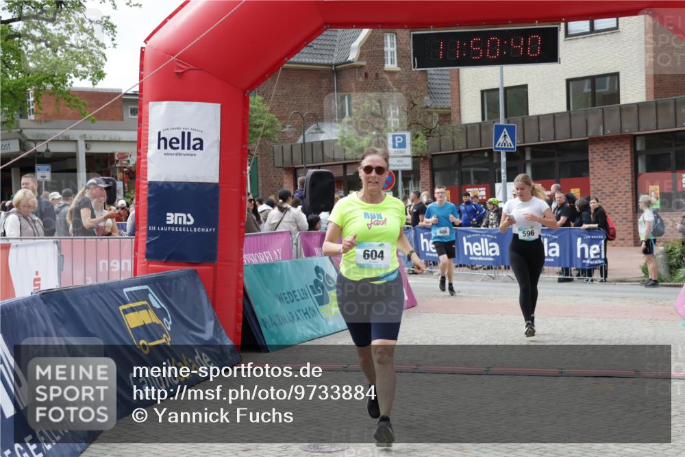 10.05.2026 - 8. Wedeler Halbmarathon Yannick Fuchs http://msf.ph/oto/9733884 10.05.2026 11:50:38 Ziel 596, 604, 606 meine-sportfotos.de