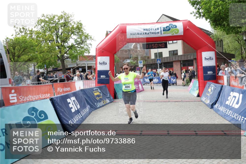 10.05.2026 - 8. Wedeler Halbmarathon Yannick Fuchs http://msf.ph/oto/9733886 10.05.2026 11:50:39 Ziel 596, 604, 606 meine-sportfotos.de