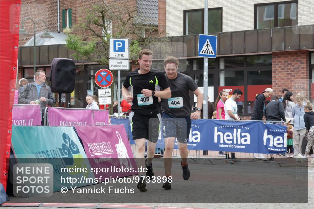 10.05.2026 - 8. Wedeler Halbmarathon Yannick Fuchs http://msf.ph/oto/9733898 10.05.2026 12:35:06 Ziel 404, 405 meine-sportfotos.de