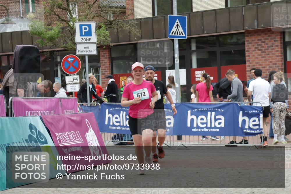 10.05.2026 - 8. Wedeler Halbmarathon Yannick Fuchs http://msf.ph/oto/9733938 10.05.2026 12:35:44 Ziel 671, 672 meine-sportfotos.de