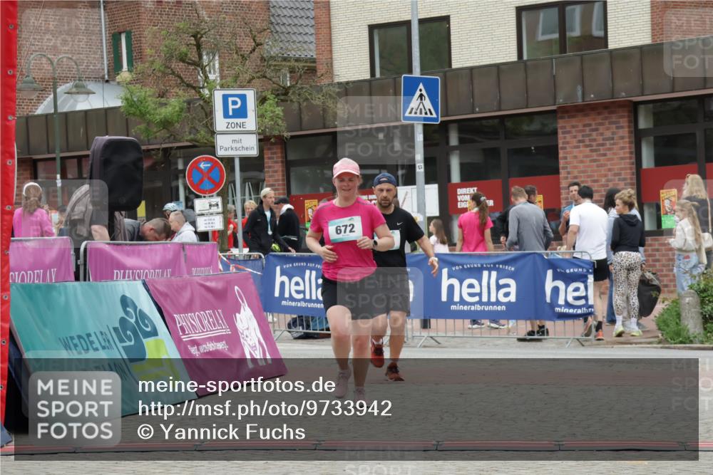 10.05.2026 - 8. Wedeler Halbmarathon Yannick Fuchs http://msf.ph/oto/9733942 10.05.2026 12:35:44 Ziel 671, 672 meine-sportfotos.de