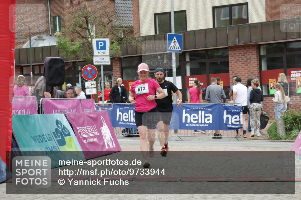 10.05.2026 - 8. Wedeler Halbmarathon Yannick Fuchs http://msf.ph/oto/9733944 10.05.2026 12:35:44 Ziel 671, 672 meine-sportfotos.de