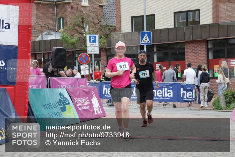 10.05.2026 - 8. Wedeler Halbmarathon Yannick Fuchs http://msf.ph/oto/9733948 10.05.2026 12:35:45 Ziel 671, 672 meine-sportfotos.de