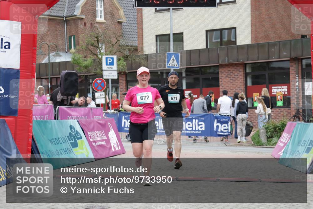 10.05.2026 - 8. Wedeler Halbmarathon Yannick Fuchs http://msf.ph/oto/9733950 10.05.2026 12:35:45 Ziel 671, 672 meine-sportfotos.de